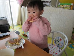 ホットケーキを頬張るななちゃん