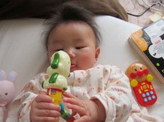 ワンワンをつかむななちゃん